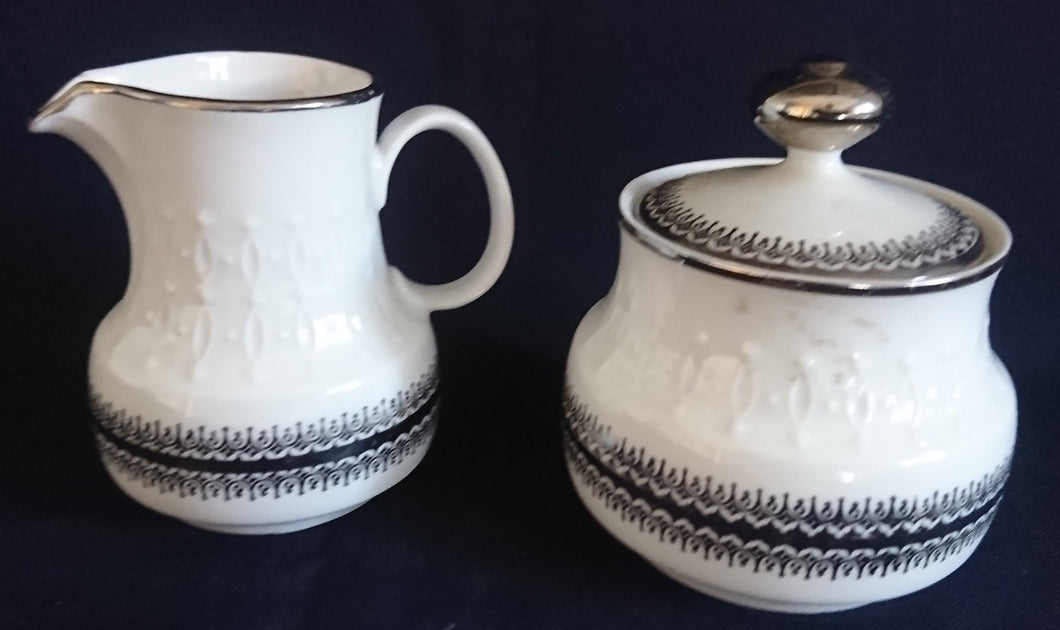 3er Set MILCHKÄNNCHEN & ZUCKERDOSE MIT DECKEL - Porzellan, Platinrand Abstrakter Geometrisches Muster Relief Dekor