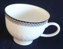 Lade das Bild in den Galerie-Viewer, 3er KAFFEEGEDECK - Porzellan, Platinrand Abstrakter Geometrisches Muster Relief Dekor
