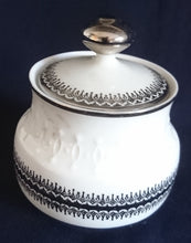 Lade das Bild in den Galerie-Viewer, 3er Set MILCHKÄNNCHEN &amp; ZUCKERDOSE MIT DECKEL - Porzellan, Platinrand Abstrakter Geometrisches Muster Relief Dekor
