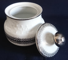 Lade das Bild in den Galerie-Viewer, 3er Set MILCHKÄNNCHEN &amp; ZUCKERDOSE MIT DECKEL - Porzellan, Platinrand Abstrakter Geometrisches Muster Relief Dekor
