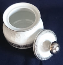 Lade das Bild in den Galerie-Viewer, 3er Set MILCHKÄNNCHEN &amp; ZUCKERDOSE MIT DECKEL - Porzellan, Platinrand Abstrakter Geometrisches Muster Relief Dekor
