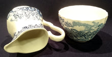 Lade das Bild in den Galerie-Viewer, 2er Set MILCHKÄNNCHEN &amp; ZUCKERSCHALE &quot;Country Life&quot; - Keramik / Steingut (Fine Staffordshire Ware), Englisches Landleben Scenen Motiv Dekor, Hand graviert
