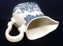 Lade das Bild in den Galerie-Viewer, 2er Set MILCHKÄNNCHEN &amp; ZUCKERSCHALE &quot;Country Life&quot; - Keramik / Steingut (Fine Staffordshire Ware), Englisches Landleben Scenen Motiv Dekor, Hand graviert
