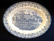 Lade das Bild in den Galerie-Viewer, SERVIERPLATTE &quot;Country Life&quot; - Keramik / Steingut (Fine Staffordshire Ware), Ovale Form, Englisches Landleben Scenen Motiv Dekor, Hand graviert
