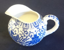 Lade das Bild in den Galerie-Viewer, 5er Set TEEKANNE MIT DECKEL + MILCHKÄNNCHEN + ZUCKERDOSE MIT DECKEL - Porzellan, Abstraktes Girlanden Vogel Blumenblüten Motiv Dekor
