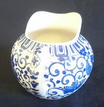 Lade das Bild in den Galerie-Viewer, 3er Set MILCHKÄNNCHEN &amp; ZUCKERDOSE MIT DECKEL - Porzellan, Abstraktes Girlanden Vogel Blumenblüten Motiv Dekor
