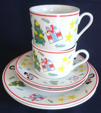 Lade das Bild in den Galerie-Viewer, 2er Set UNTERTASSEN &quot;Flirt&quot; - Porzellan, Weihnachten Advent Christ Tannenbaum Geschenke Sterne Schaukelpferd Zweige Linien Motiv Dekor
