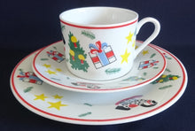 Lade das Bild in den Galerie-Viewer, 2er Set UNTERTASSEN &quot;Flirt&quot; - Porzellan, Weihnachten Advent Christ Tannenbaum Geschenke Sterne Schaukelpferd Zweige Linien Motiv Dekor
