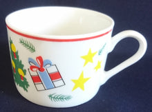Lade das Bild in den Galerie-Viewer, 2er Set KAFFEETASSEN &quot;Flirt&quot; - Porzellan, Weihnachten Advent Christ Tannenbaum Geschenke Sterne Schaukelpferd Zweige Linien Motiv Dekor

