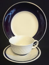 Lade das Bild in den Galerie-Viewer, KAFFEETASSE - Fine China Porzellan, Karo Relief Echt Kobalt Breite Linien Balken Motiv Dekor (BC)
