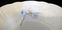 Lade das Bild in den Galerie-Viewer, GROßE BEILAGENSCHÜSSEL - Porzellan, Orchideen Blumenblüten Pflanzen Motiv Goldrand Abstrakt Relief Rand Dekor
