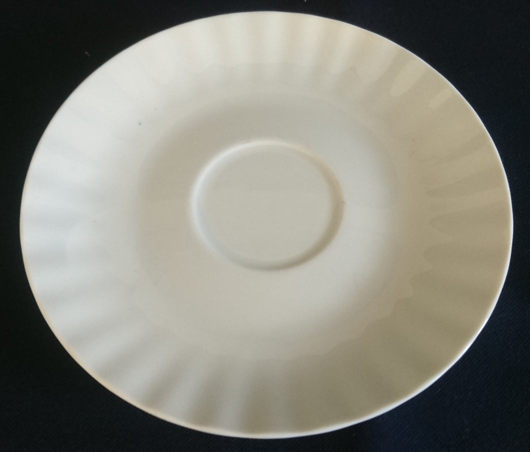 UNTERTASSE - Porzellan, Einfärbiges Relief Dekor