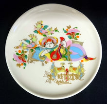 Lade das Bild in den Galerie-Viewer, 2er Set ABLAGETELLERCHEN UNTERSETZER - Porzellan, Orientalisches Personen Geige Cello Vogel Motiv Dekor, Björn Wiinblad Designer
