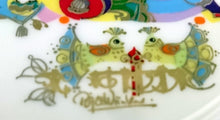 Lade das Bild in den Galerie-Viewer, 2er Set ABLAGETELLERCHEN UNTERSETZER - Porzellan, Orientalisches Personen Geige Cello Vogel Motiv Dekor, Björn Wiinblad Designer
