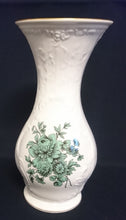 Lade das Bild in den Galerie-Viewer, BLUMENVASE &quot;Classic Rose Collection&quot; - Porzellan, Rosen Goldrand Relief Dekor
