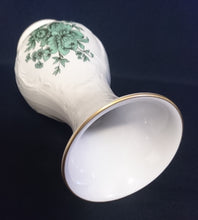 Lade das Bild in den Galerie-Viewer, BLUMENVASE &quot;Classic Rose Collection&quot; - Porzellan, Rosen Goldrand Relief Dekor
