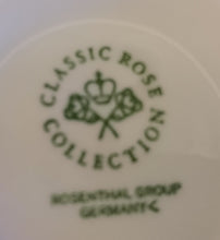 Lade das Bild in den Galerie-Viewer, BLUMENVASE &quot;Classic Rose Collection&quot; - Porzellan, Rosen Goldrand Relief Dekor
