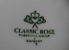Lade das Bild in den Galerie-Viewer, 3er Set UNTERTASSEN &quot;Classic Rose&quot; - Porzellan, Einfärbiger Barockrand Dekor
