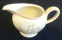 Lade das Bild in den Galerie-Viewer, 5er Set TEEKANNE MIT DECKEL &amp; MILCHKÄNNCHEN &amp; ZUCKERDOSE MIT DECKEL - &quot;Winifred&quot; - Porzellan, Blumen / Linien Klassisch Dekor (G)
