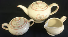 Lade das Bild in den Galerie-Viewer, 5er Set TEEKANNE MIT DECKEL &amp; MILCHKÄNNCHEN &amp; ZUCKERDOSE MIT DECKEL - &quot;Winifred&quot; - Porzellan, Blumen / Linien Klassisch Dekor (G)
