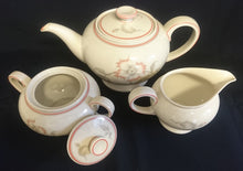 Lade das Bild in den Galerie-Viewer, 5er Set TEEKANNE MIT DECKEL &amp; MILCHKÄNNCHEN &amp; ZUCKERDOSE MIT DECKEL - &quot;Winifred&quot; - Porzellan, Blumen / Linien Klassisch Dekor (G)
