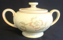 Lade das Bild in den Galerie-Viewer, 5er Set TEEKANNE MIT DECKEL &amp; MILCHKÄNNCHEN &amp; ZUCKERDOSE MIT DECKEL - &quot;Winifred&quot; - Porzellan, Blumen / Linien Klassisch Dekor (G)
