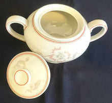 Lade das Bild in den Galerie-Viewer, 5er Set TEEKANNE MIT DECKEL &amp; MILCHKÄNNCHEN &amp; ZUCKERDOSE MIT DECKEL - &quot;Winifred&quot; - Porzellan, Blumen / Linien Klassisch Dekor (G)
