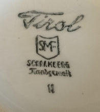 Lade das Bild in den Galerie-Viewer, SOßENGIEßER &quot;Tirol&quot; - Keramik / Steingut, Rosen Motiv Dekor, Handbemalt
