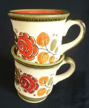 Lade das Bild in den Galerie-Viewer, 2er Set KAFFEETASSEN &quot;Tirol&quot; - Keramik / Steingut, Rosen Motiv Dekor, Handbemalt
