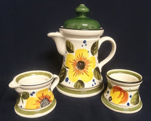 Lade das Bild in den Galerie-Viewer, KAFFEEKANNE MIT DECKEL &quot;Madeira&quot; - Keramik / Steingut, Sonnenblumen Blüten Pflanzen Motiv Randdekor, Handbemalt
