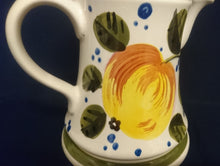 Lade das Bild in den Galerie-Viewer, KAFFEEKANNE MIT DECKEL &quot;Madeira&quot; - Keramik / Steingut, Sonnenblumen Blüten Pflanzen Motiv Randdekor, Handbemalt
