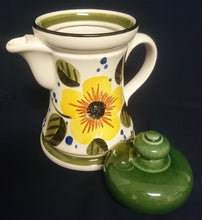 Lade das Bild in den Galerie-Viewer, KAFFEEKANNE MIT DECKEL &quot;Madeira&quot; - Keramik / Steingut, Sonnenblumen Blüten Pflanzen Motiv Randdekor, Handbemalt

