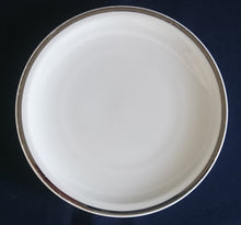 Lade das Bild in den Galerie-Viewer, DESSERTTELLER - Porzellan, Silberrand Linien Dekor
