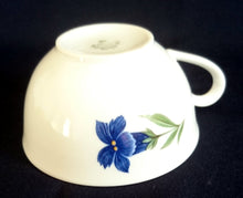 Lade das Bild in den Galerie-Viewer, TEETASSE - Porzellan, Enzian Blumenblüten Goldrand Dekor
