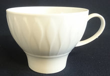 Lade das Bild in den Galerie-Viewer, KAFFEETASSE &quot;Lanzette&quot; - Porzellan, Einfärbiges Tropfen Relief Motiv Dekor
