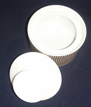 Lade das Bild in den Galerie-Viewer, 2er Set MILCHKÄNNCHEN &amp; ZUCKERDOSE MIT DECKEL - Porzellan, Mauer Schachbrett Waben Abstrakt Dekor
