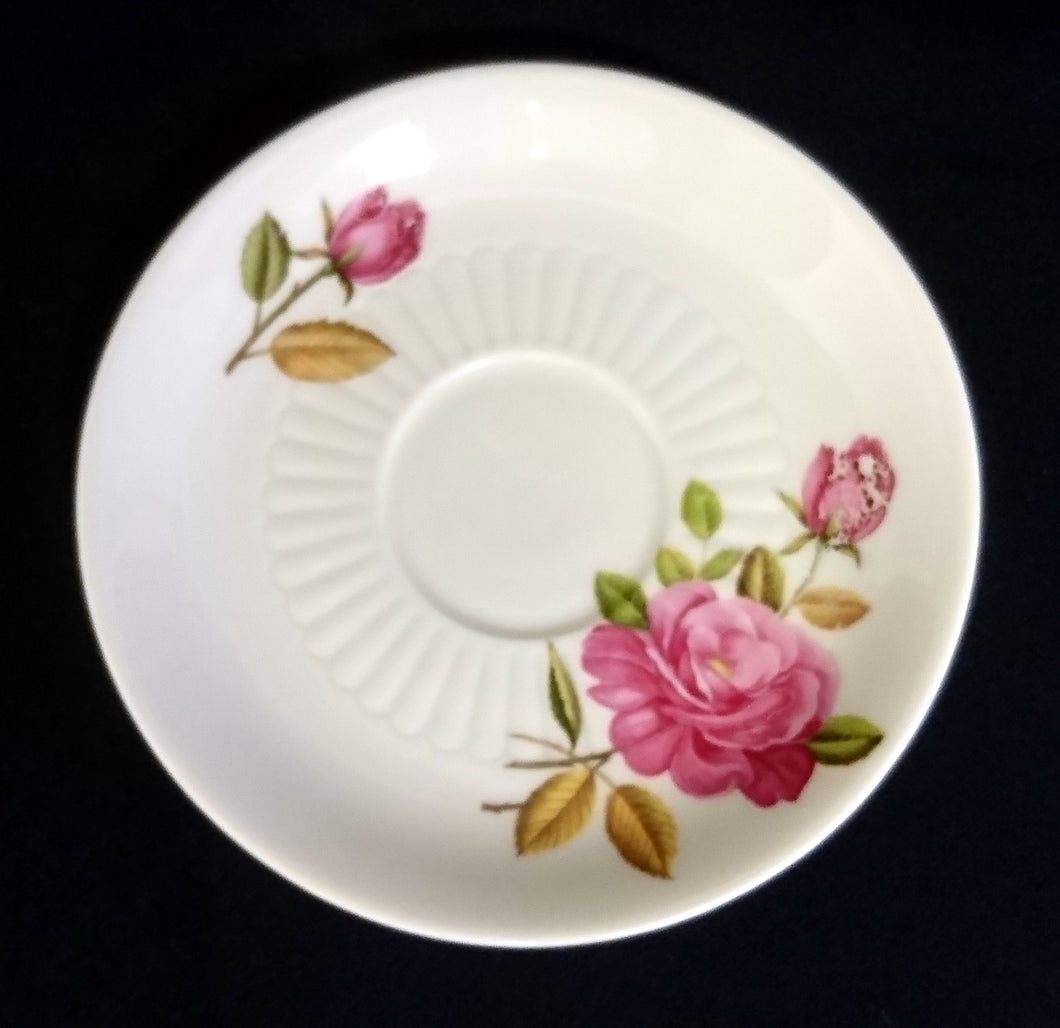 UNTERTASSE - Porzellan, Rosenblumen Linien Striche Relief Dekor