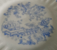 Lade das Bild in den Galerie-Viewer, DESSERTTELLER - Porzellan, China Blau Goldrand Linien Relief Dekor
