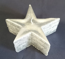 Lade das Bild in den Galerie-Viewer, STANDKERZE - Wachs / Kerzenmaterial, Silbernd (Überzogen) Farbend, Handarbeit, Sternform, 1 Docht (G)
