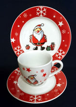 Lade das Bild in den Galerie-Viewer, UNTERTASSE &quot;Santa&quot; - Porzellan, Sterne Schneeflocken Motiv Dekor, Wellco Design
