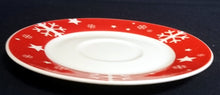 Lade das Bild in den Galerie-Viewer, UNTERTASSE &quot;Santa&quot; - Porzellan, Sterne Schneeflocken Motiv Dekor, Wellco Design
