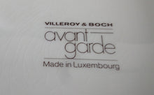 Lade das Bild in den Galerie-Viewer, KUCHENPLATTE &quot;Avantgarde&quot; - Keramik / Steingut, Quadratische Form, Geometrisches Streifen Dekor
