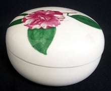 Lade das Bild in den Galerie-Viewer, BONBONIERE - Porzellan, Runde Schalen Form, Blumenblüten Pflanze Camelia Canduiflora Dekor, Nicolas Liez Designer (G)
