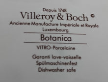 Lade das Bild in den Galerie-Viewer, SUPPENTELLER &quot;Botanica&quot; - Porzellan, Goldrand / Valeriana officinalis Pflanzen mit Wurzel Dekor
