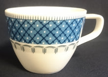 Lade das Bild in den Galerie-Viewer, 2er Set 2er KAFFEEGEDECKE - Porzellan, Geometrisches Strich Linien Rand Punkte Karo Motiv Dekor
