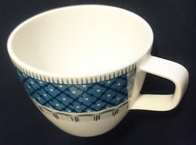 Lade das Bild in den Galerie-Viewer, 2er Set 2er KAFFEEGEDECKE - Porzellan, Geometrisches Strich Linien Rand Punkte Karo Motiv Dekor
