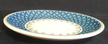 Lade das Bild in den Galerie-Viewer, 2er Set UNTERTASSEN - Porzellan, Geometrisches Strich Linien Rand Punkte Karo Motiv Dekor
