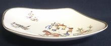 Lade das Bild in den Galerie-Viewer, BEILAGENSCHALE - Porzellan, Goldrand Dorf Picknick Kutsche Motiv Relief Dekor
