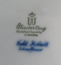 Lade das Bild in den Galerie-Viewer, SUPPENTERRINE MIT DECKEL &quot;Scharffeuer&quot; - Porzellan, Kobalt Abstrakt Indischblau Strohblume Motiv Relieflinien Dekor
