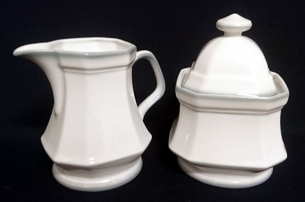 3er Set MILCHKÄNNCHEN & ZUCKERDOSE MIT DECKEL - Porzellan, Rand Linien Relief Motiv Dekor